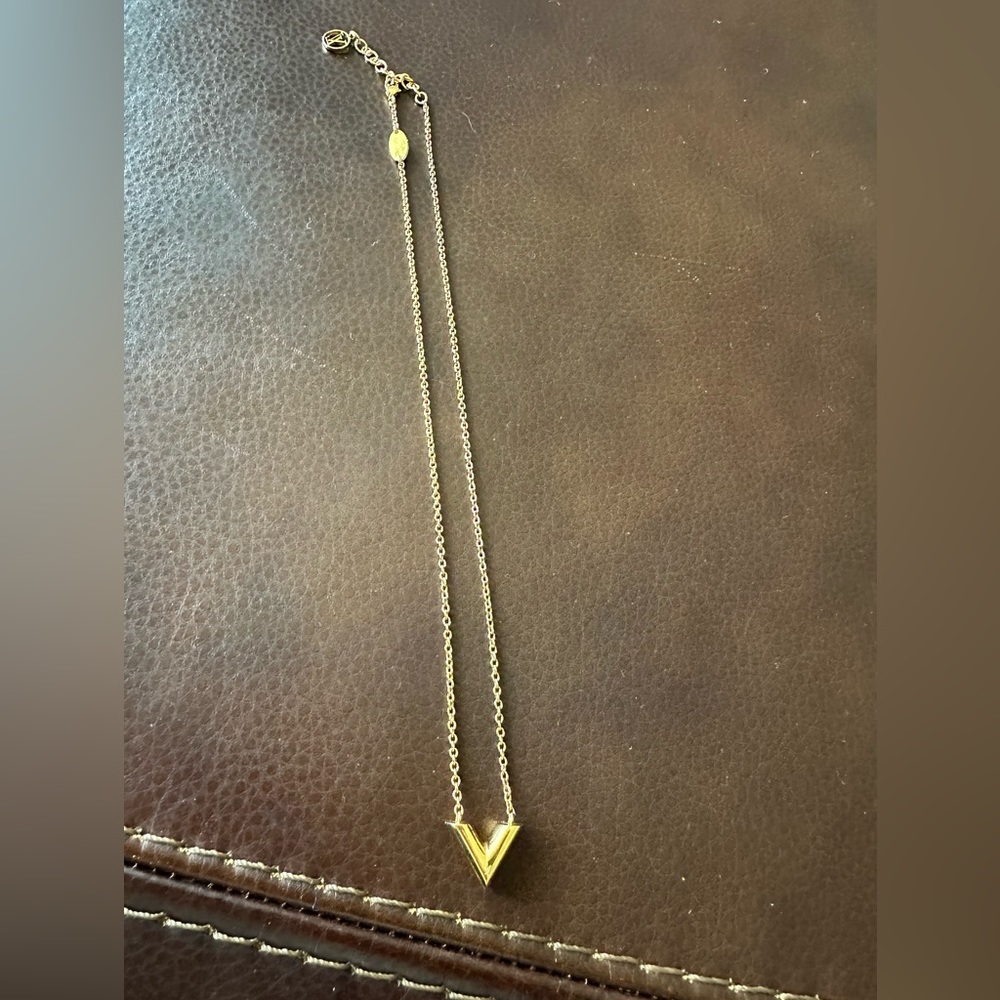 LOUIS VUITTON Essential V Chain Necklace Gold Italy M61083 Accessory 36YA602